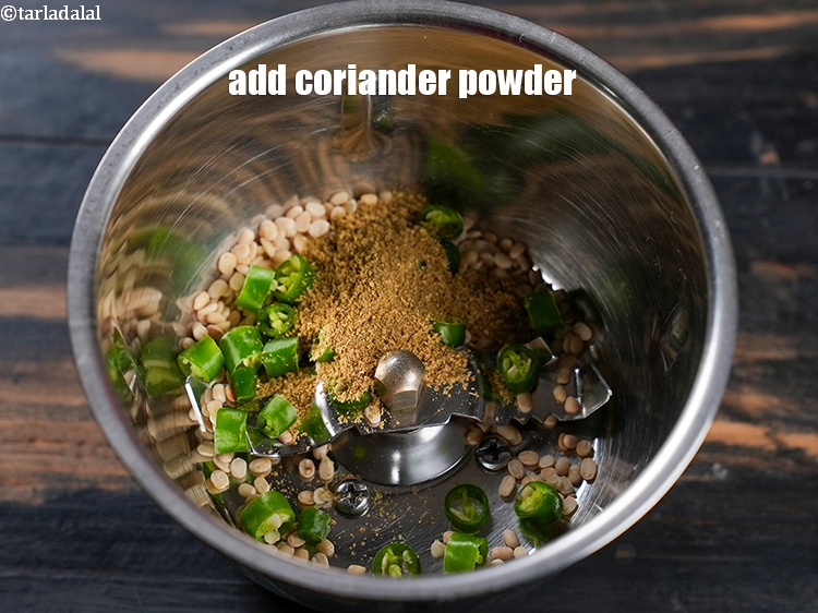स्टेप 9 – २ टी-स्पून&nbsp;<a href=""https://www.tarladalal.com/glossary-coriander-powder-dhania-powder-hindi-370i"">धनिया पाउडर</a>&nbsp;डालें ।