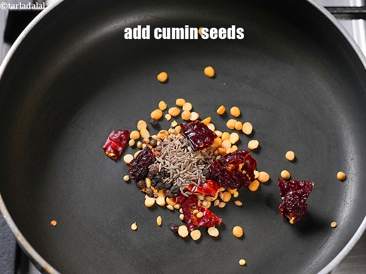 स्टेप 8 – १ टी-स्पून&nbsp;<a href=""https://www.tarladalal.com/glossary-cumin-seeds-jeera-zeera-hindi-381i"">जीरा</a>&nbsp;डालें।&nbsp;&nbsp;