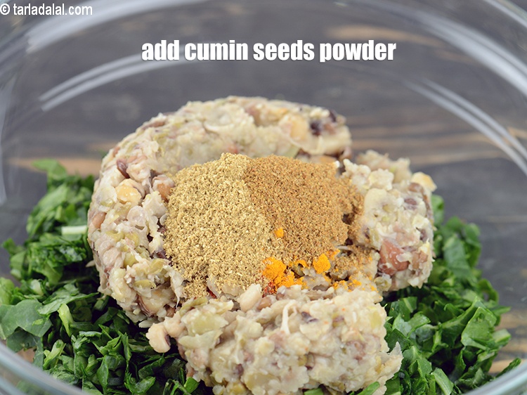 स्टेप 8 – <a href=""https://www.tarladalal.com/glossary-cumin-seeds-powder-jeera-powder-zeera-powder-382i"" style=""font-family:Arial; font-size:16px; font-style:normal; font-variant-ligatures:normal; font-weight:400; text-align:left; white-space:normal; background-color:#ffffff"">१/२ …