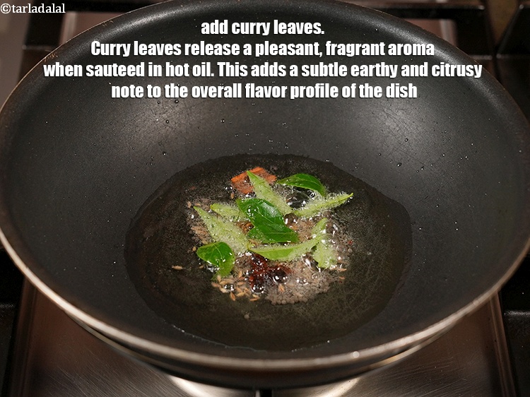 स्टेप 8 – ८ से १०&nbsp;<a href=""https://www.tarladalal.com/glossary-curry-leaves-kadi-patta-kadipatta-hindi-388i"">करी पत्ता</a>&nbsp;डालें। करी पत्ते गरम तेल में …
