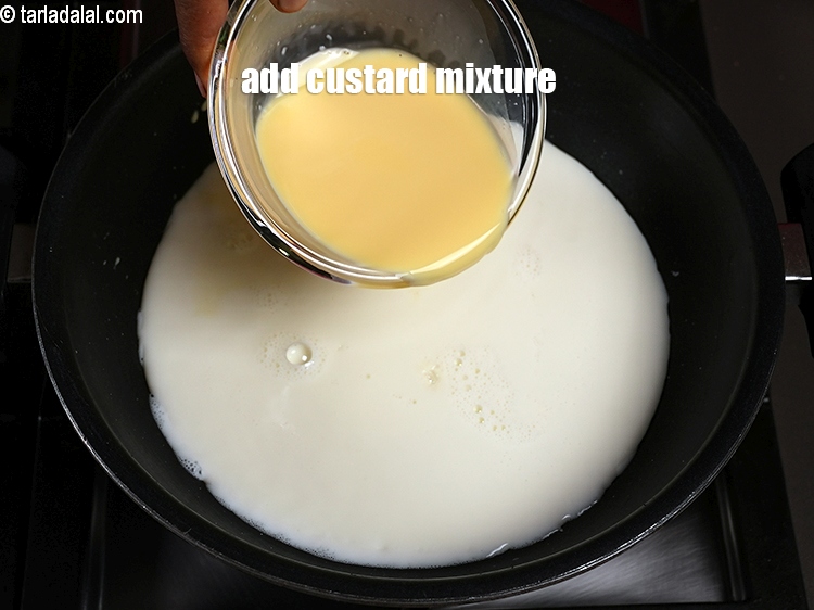 स्टेप 9 – कस्टर्ड मिश्रण डालें।