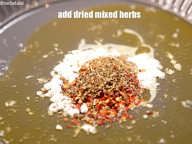 स्टेप 8 – १/२ टेबल-स्पून&nbsp;<a href=""https://www.tarladalal.com/glossary-dried-mixed-herbs-hindi-466i"">सूखे मिले जुले हर्बस्</a>&nbsp;डालें&nbsp;।&nbsp;