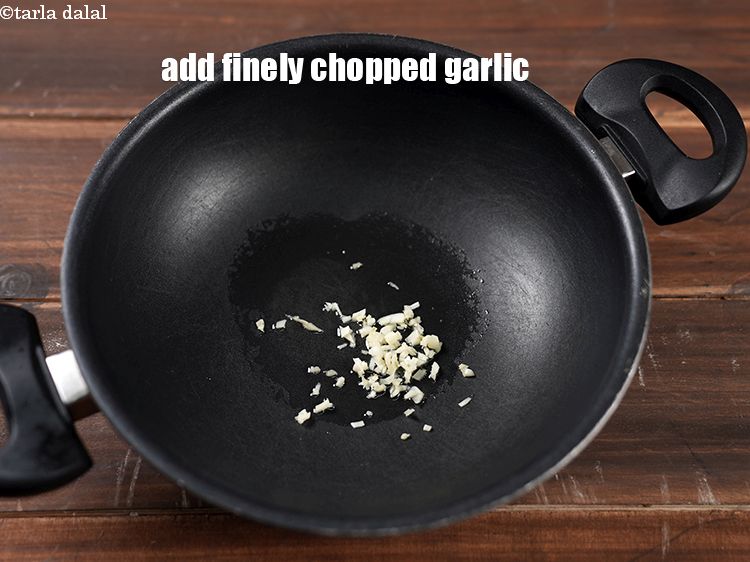 स्टेप 13 – १ टी-स्पून&nbsp;बारीक&nbsp;<a href=""https://www.tarladalal.com/glossary-chopped-garlic-hindi-790i"">कटा हुआ लहसुन</a>&nbsp;<span style=""font-size:11.0pt""><span style=""background-color:white""><span style=""font-family:&quot;Nirmala UI&quot;,sans-serif""><span style=""color:black"">डालें।</span></span></span></span>