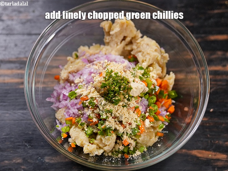 स्टेप 8 – १ टी-स्पून&nbsp;बारीक&nbsp;<a href=""https://www.tarladalal.com/glossary-chopped-green-chilli-hindi-820i"">कटा हुआ हरी मिर्च</a>&nbsp;डालें।&nbsp;&nbsp;