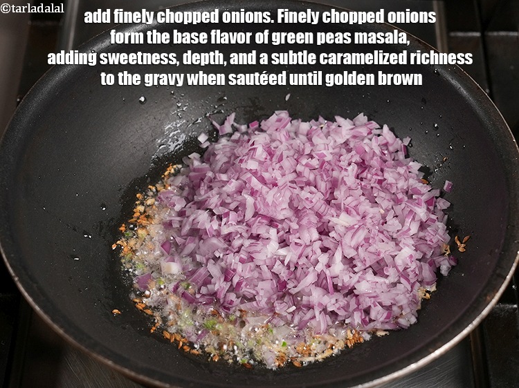 स्टेप 8 – <p>१ कप&nbsp;बारीक&nbsp;<a href="">कटा हुआ प्याज</a> डालें। बारीक कटा हुआ प्याज …