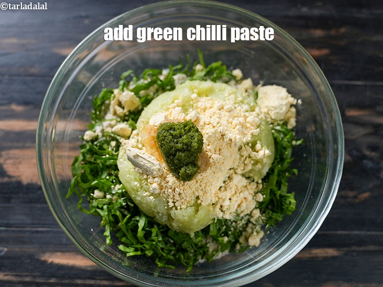 स्टेप 8 – १ १/२ टी-स्पून&nbsp;<a href=""https://www.tarladalal.com/glossary-green-chilli-paste-hari-mirch-ki-paste-mirchi-paste-hindi-333i"">हरी मिर्च का पेस्ट</a>&nbsp;डालें।