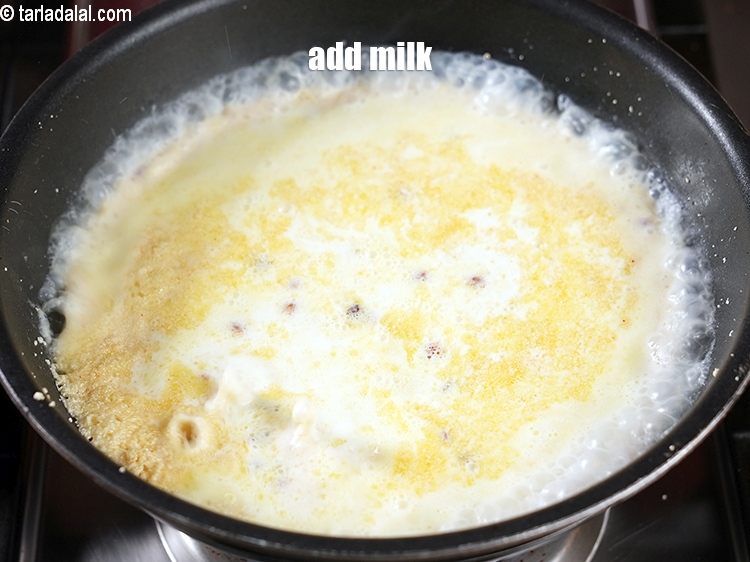 स्टेप 8 – २ कप&nbsp;<a href=""https://www.tarladalal.com/glossary-milk-doodh-full-cream-milk-hindi-514i"">दूध</a>&nbsp;डालें।
