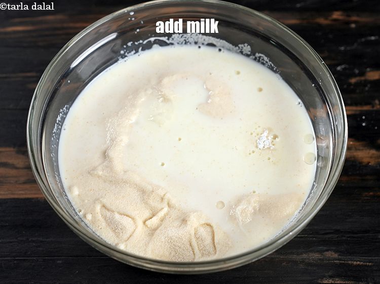 स्टेप 8 – १ कप&nbsp;<a href=""https://www.tarladalal.com/glossary-milk-doodh-full-cream-milk-hindi-514i"">दूध</a>&nbsp;डालें&nbsp;।&nbsp;
