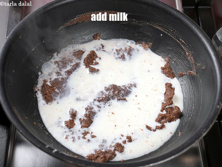 स्टेप 8 – <p>१ कप&nbsp;<a href="">दूध</a> डालें।</p>