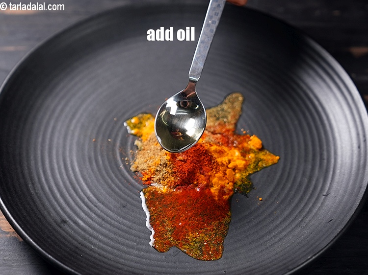 स्टेप 8 – १ टेबल-स्पून&nbsp;<a href=""https://www.tarladalal.com/glossary-oil-hindi-671i"">तेल</a>&nbsp;डालें।