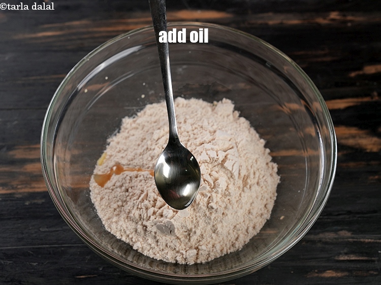 स्टेप 12 – २ टी-स्पून&nbsp;<a href=""https://www.tarladalal.com/glossary-oil-hindi-671i"">तेल</a>&nbsp;डालें।