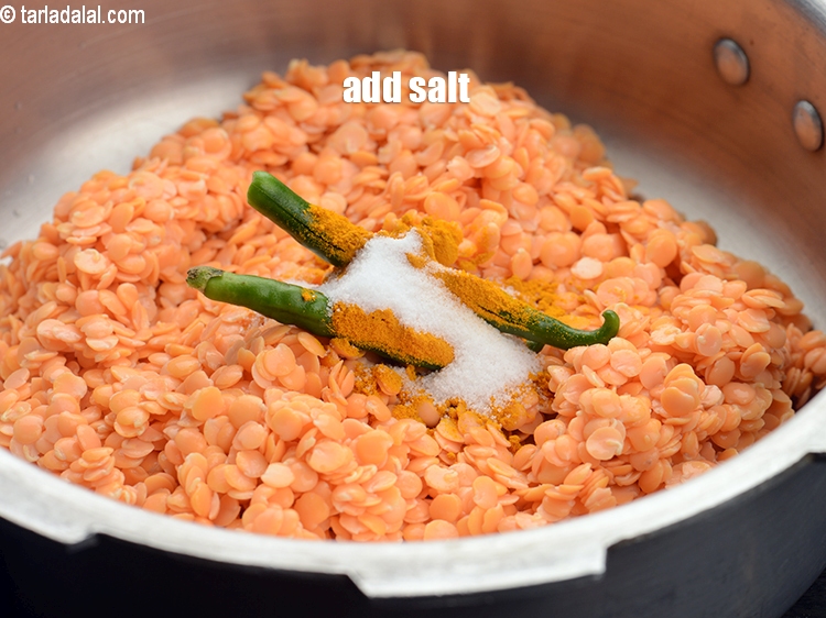 स्टेप 9 – स्वादानुसार नमक डालें।