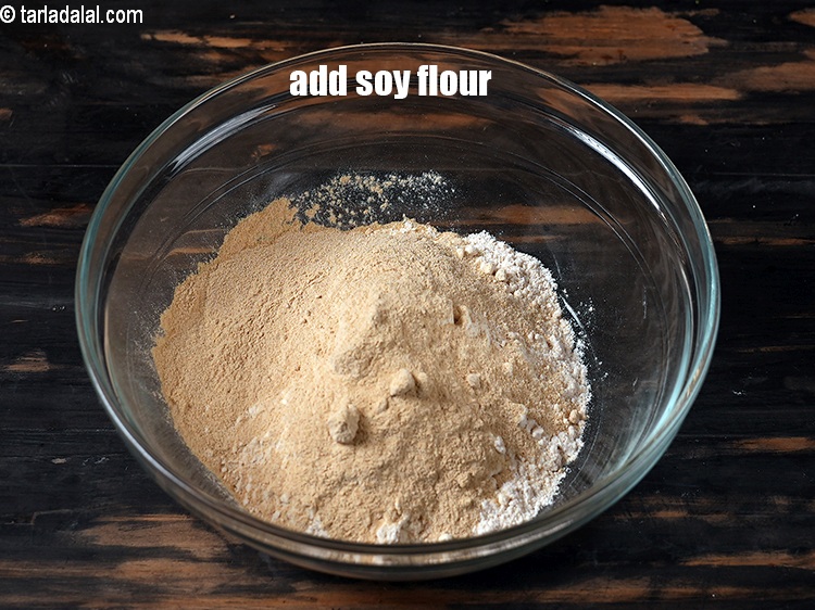 स्टेप 8 – १/४ कप&nbsp;<a href=""https://www.tarladalal.com/glossary-soy-flour-soya-flour-soya-atta-hindi-617i"">सोया का आटा</a>&nbsp;डालें।&nbsp;&nbsp;