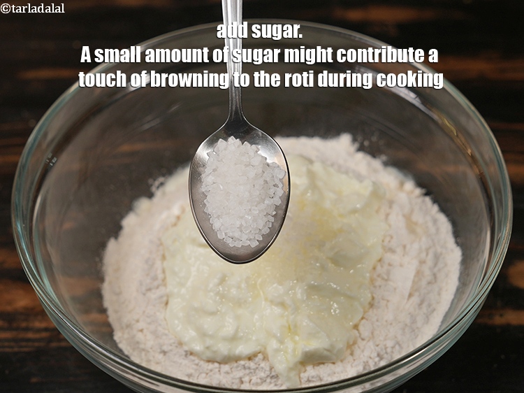 स्टेप 8 – १ १/२ टी-स्पून&nbsp;<a href=""https://www.tarladalal.com/glossary-sugar-chini-shakkar-hindi-278i"">चीनी</a>&nbsp;डालें । खाना बनाते समय थोड़ी सी …