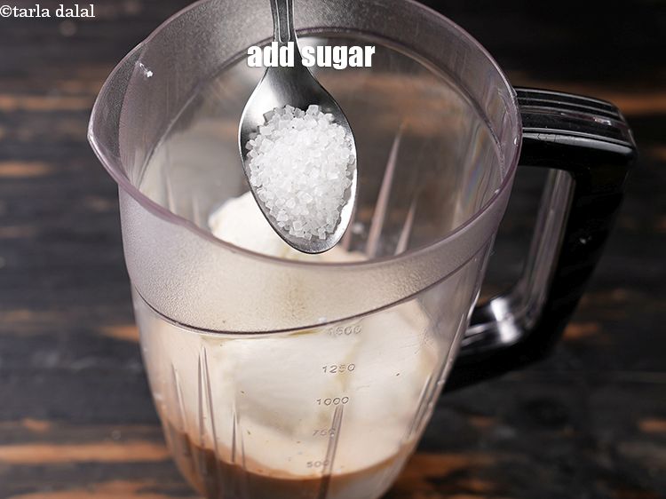 स्टेप 9 – 1 1/2 टेबल स्पून चीनी डालें।