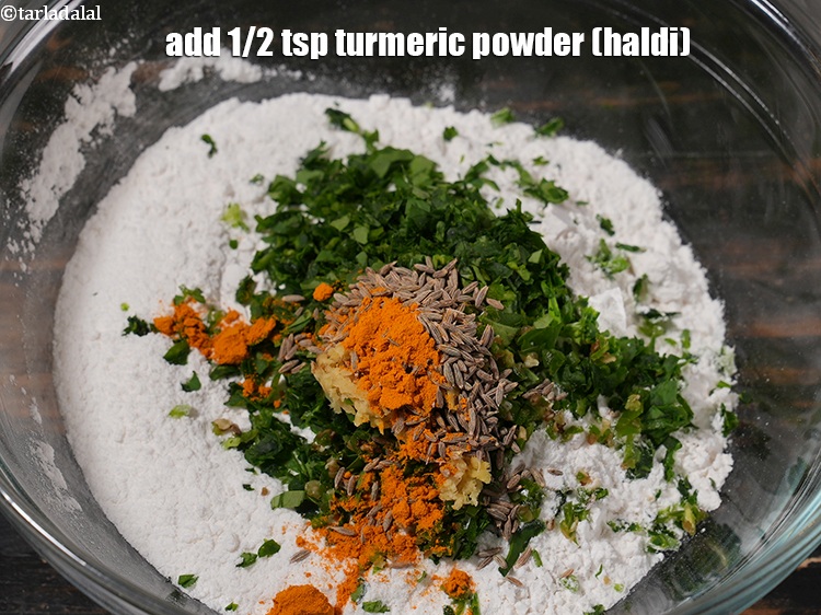 स्टेप 8 – १/२ छोटा चम्मच हल्दी पाउडर डालें। यह घावन को एक …