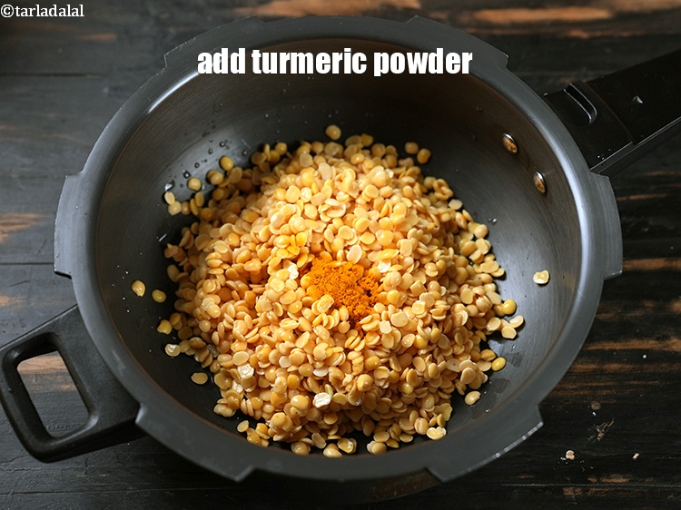 स्टेप 8 – १/२ टी-स्पून&nbsp;<a href=""https://www.tarladalal.com/glossary-turmeric-powder-haldi-hindi-645i"">हल्दी पाउडर</a>&nbsp;डालें ।