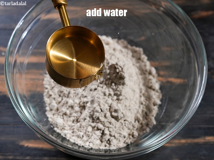 स्टेप 8 – 1/3 कप पानी डालें।