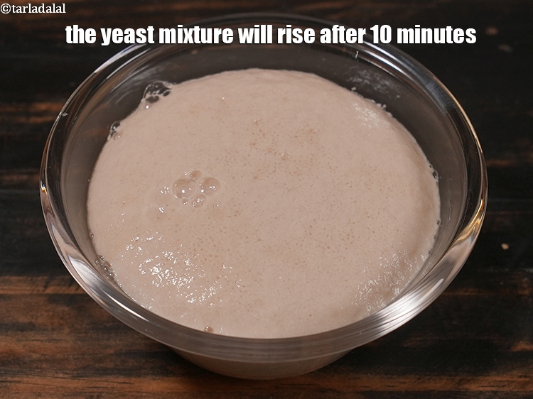 स्टेप 8 – 10 मिनट के बाद खमीर मिश्रण ऊपर उठ जाएगा।
