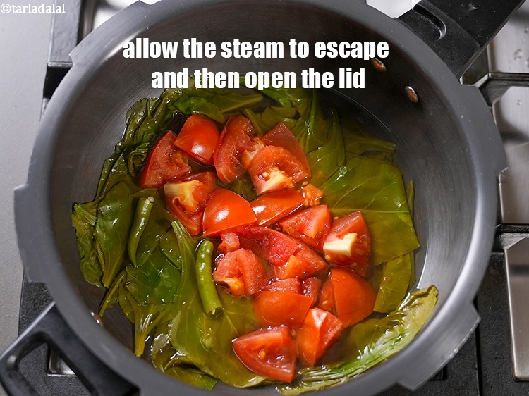 स्टेप 8 – भाप निकलने दें और फिर ढक्कन खोलें।