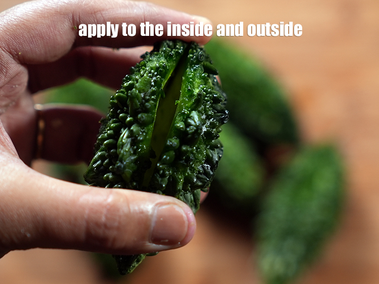 स्टेप 8 – करेले के अंदर और बाहर की तरफ लगाएं।