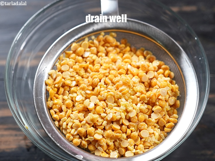 स्टेप 8 – एक बार भीगने के बाद, अच्छी तरह से छान लें।