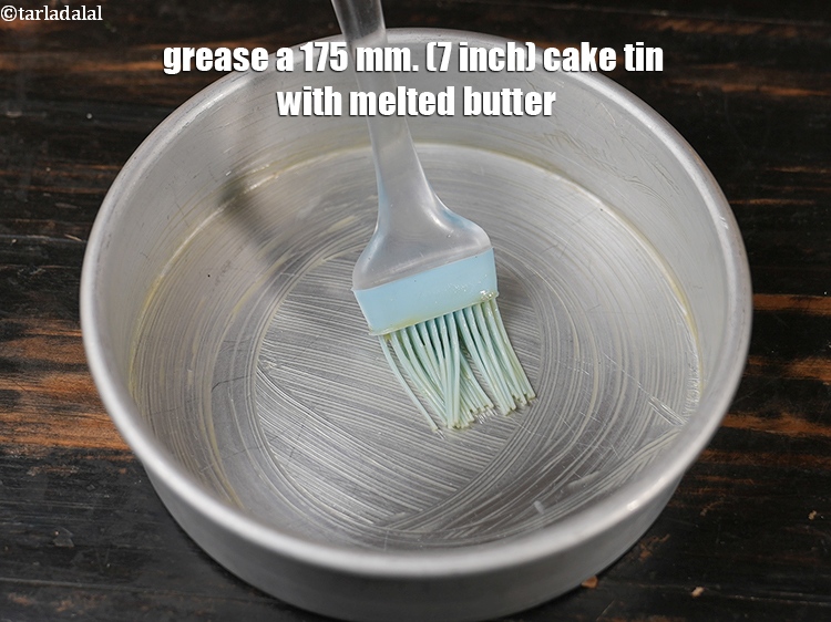स्टेप 8 – एक 175 मि.मी. (7 इंच) के केक टिन को पिघले …