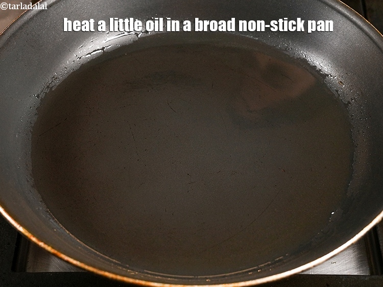 स्टेप 8 – एक चौड़े नॉन-स्टिक पैन में थोड़ा तेल गरम करें।