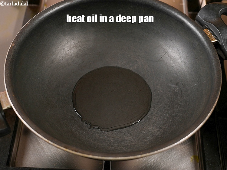 स्टेप 8 – एक गहरे पैन में&nbsp;१ टेबल-स्पून&nbsp;&nbsp;<a href=""https://www.tarladalal.com/glossary-oil-hindi-671i"">तेल</a>&nbsp;गरम करें।