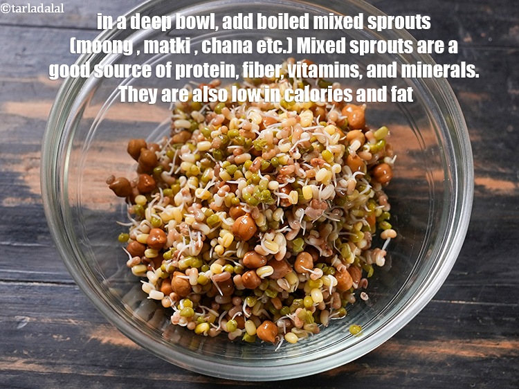 स्टेप 8 – एक गहरे कटोरे में, १/२ कप&nbsp;<a href=""https://www.tarladalal.com/glossary-boiled-mixed-sprouts-hindi-1663i"">उबले मिश्रित अंकुरित अनाज</a> …