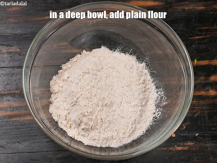 स्टेप 8 – एक गहरे कटोरे में १ कप&nbsp;<a href=""https://www.tarladalal.com/glossary-plain-flour-maida-hindi-188i"">मैदा</a>&nbsp;डालें।