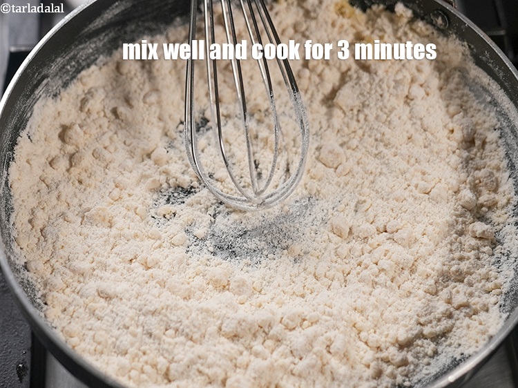 स्टेप 8 – अच्छी तरह मिलाएं और मध्यम आंच पर लगातार हिलाते हुए …
