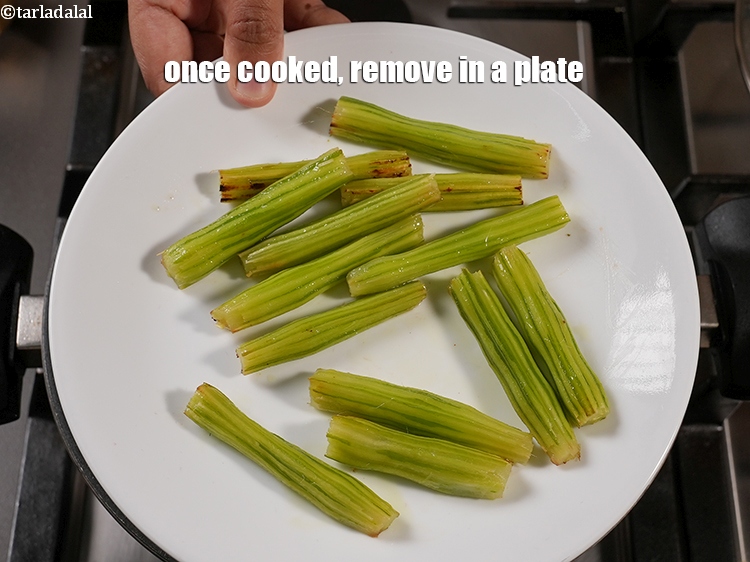 स्टेप 8 – पक जाने पर इसे एक प्लेट में निकाल कर एक …