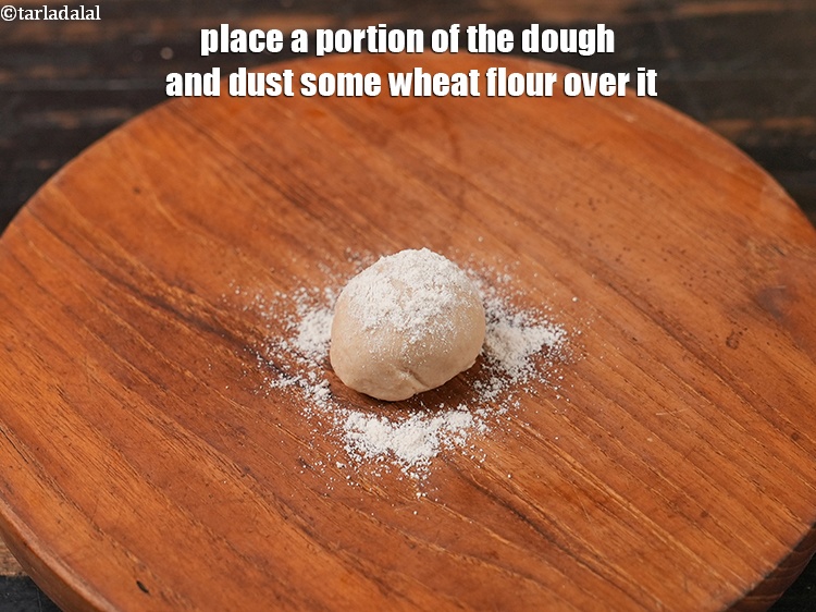 स्टेप 8 – आटे का एक भाग रखें और उस पर थोड़ा गेहूं …