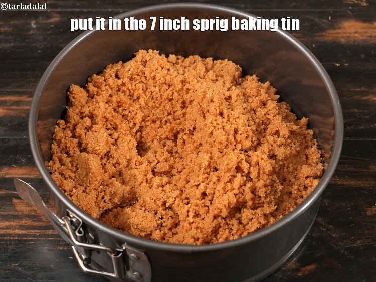 स्टेप 8 – इसे 7 इंच के स्प्रिग बेकिंग टिन में डालें।
