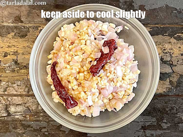 स्टेप 17 – थोड़ा ठंडा होने के लिए अलग रख दें।