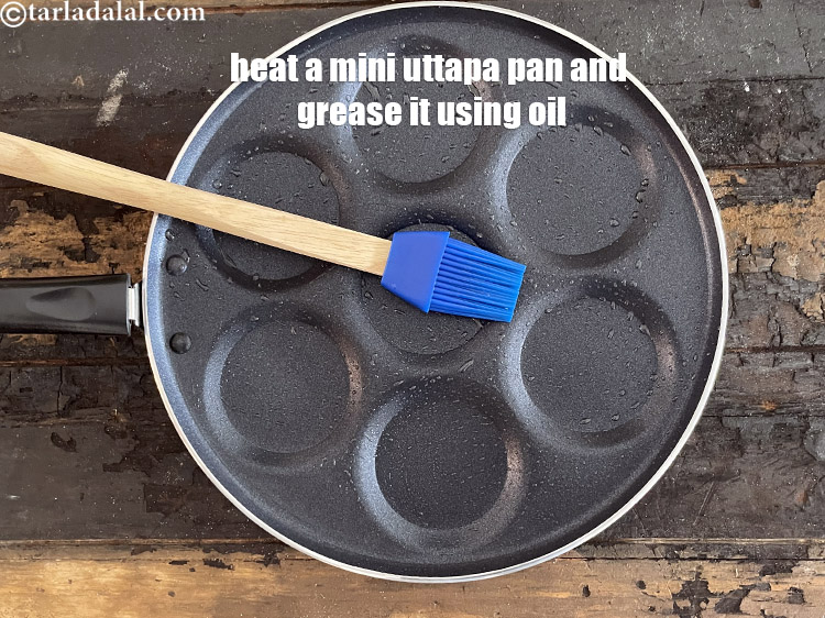 स्टेप 29 – एक मिनी उत्प्पा पैन गरम करें और इसे १/४ टी-स्पून …