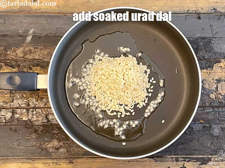 स्टेप 9 – १/४ कप <a href=""https://www.tarladalal.com/glossary-urad-dal-split-black-lentil-hindi-941i"">उड़द दाल</a> डालें, १५ मिनट के लिए …