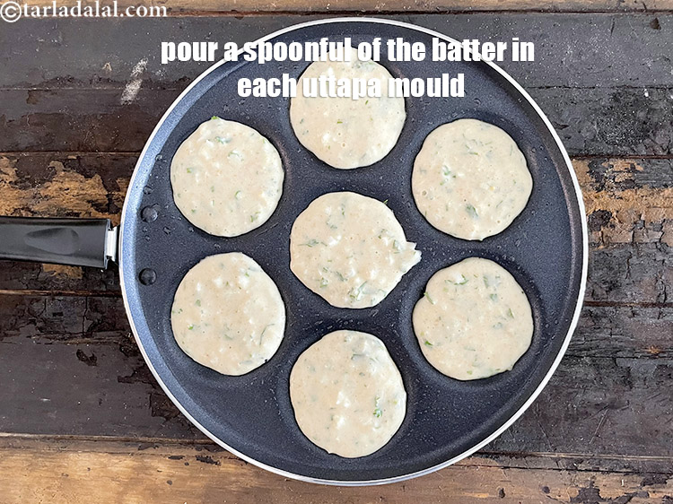 स्टेप 30 – एक चम्मच भर कर मिश्रण को प्रत्येक साँचे में डालकर …