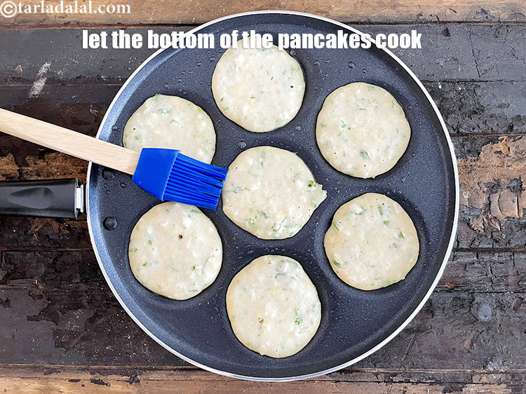स्टेप 31 – पैनकेक के तले को कुछ देर पकने दें। फिर पैनकेक …