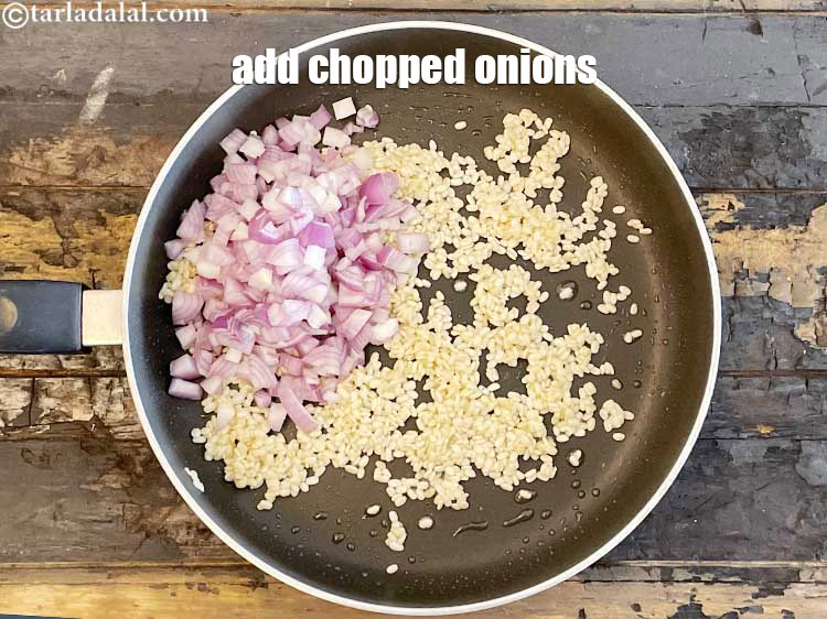 स्टेप 11 – १ कप कटा हुआ प्याज डालें।
