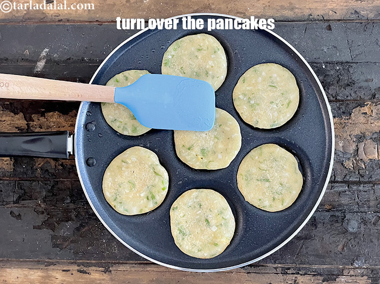 स्टेप 32 – पैनकेक को स्पैटुला की मदद से पलट दें। पलटना आसान …