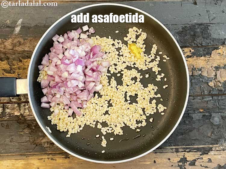स्टेप 12 – १/४ टी-स्पून <a href=""https://www.tarladalal.com/glossary-asafoetida-hing-hindi-113i"">हींग</a> डालें।