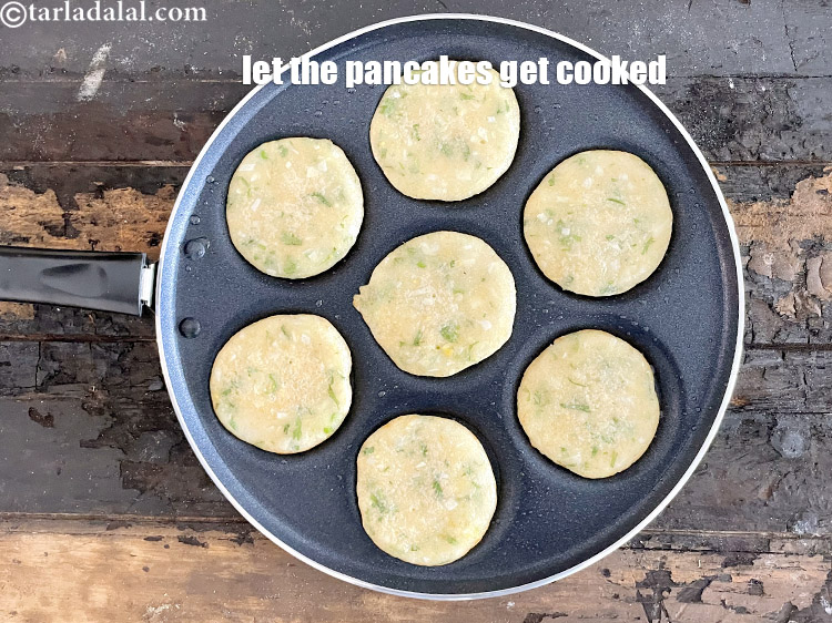 स्टेप 33 – पेनकेक्स को पकने दें।