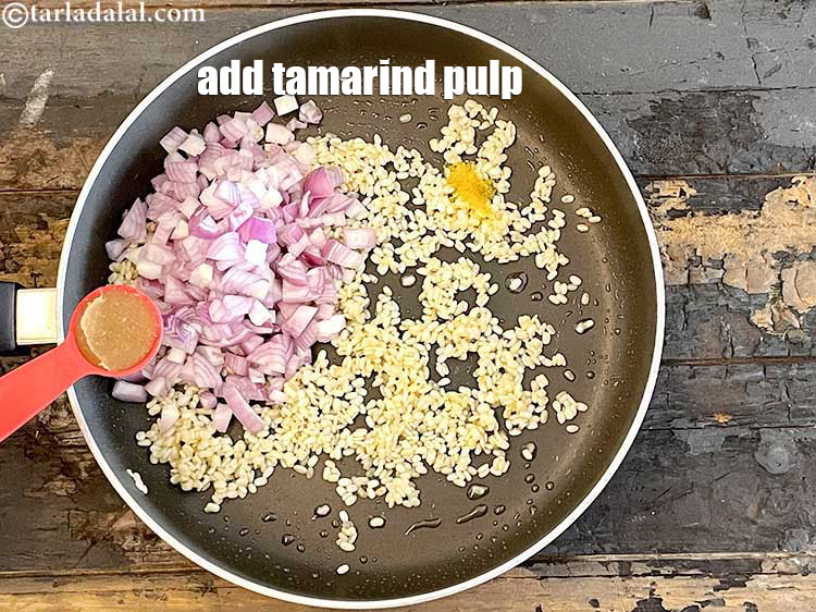 स्टेप 13 – १ टेबल स्पून <a href=""https://www.tarladalal.com/glossary-tamarind-pulp-tamarind-extract-imli-ka-pulp-hindi-838i"">इमली का पल्प</a> डालें।