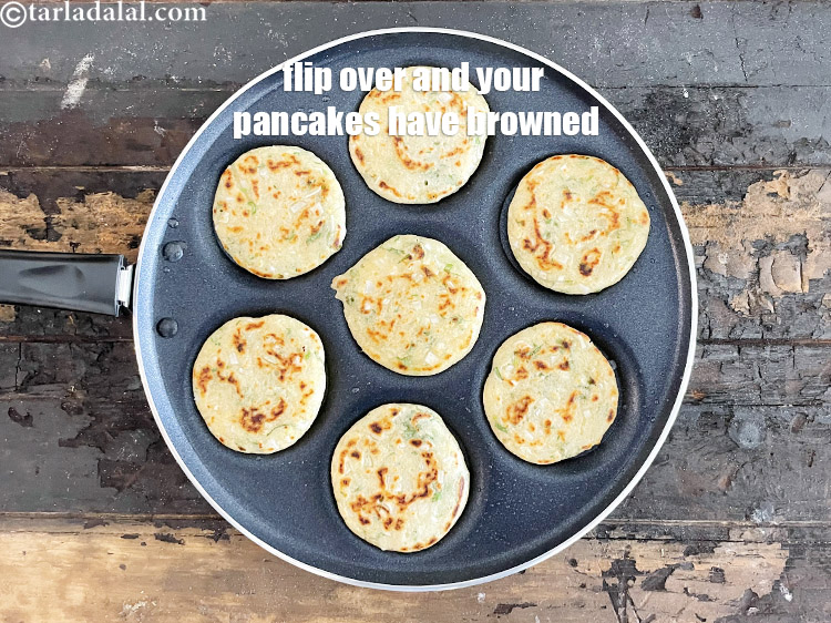 स्टेप 34 – पलटें और आपके <strong>दलिया पैनकेक&nbsp;| बलगर व्हीट पैनकेक | दलिया …