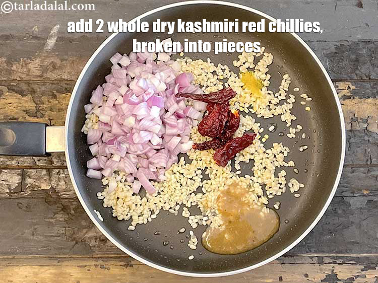 स्टेप 14 – २ तोड़ी हुई <a href=""https://www.tarladalal.com/glossary-whole-dry-kashmiri-red-chillies-kashmiri-mirch-kashmiri-lal-mirch-hindi-332i"">सूखी कश्मीरी लाल मिर्च</a> डालें।