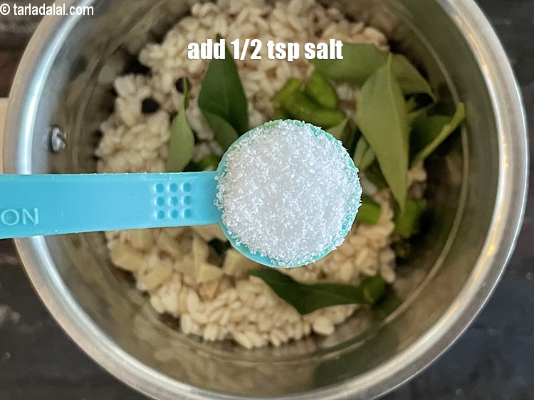 स्टेप 14 – स्वादानुसार नमक डालें।&nbsp;&nbsp;हमने 1/2&nbsp;टीस्पून&nbsp;नमक डाला है।&nbsp;