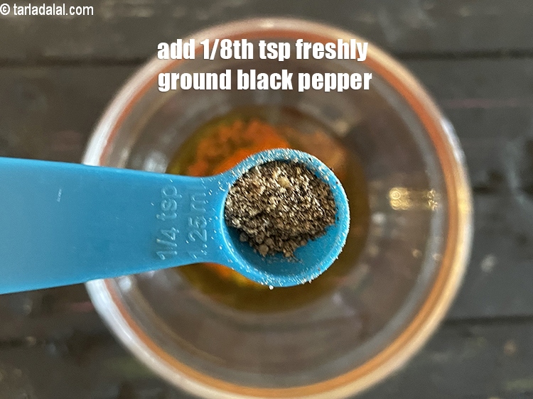 स्टेप 25 – स्वादअनुसार &nbsp;<a href=""https://www.tarladalal.com/glossary-freshly-ground-black-pepper-kalimirch-powder-kali-mirch-ka-powder-hindi-567i"">ताज़ी पिसी हुई काली मिर्च</a>&nbsp;डालें। हमने 1/8 छोटा …