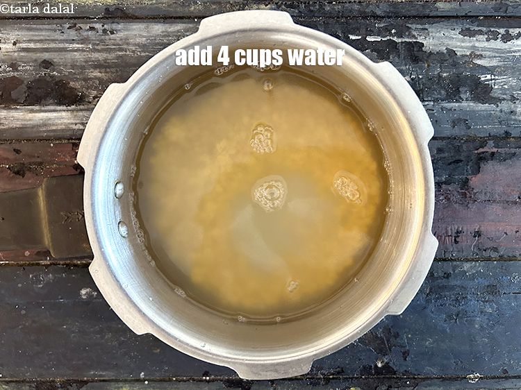 स्टेप 8 – 4 कप पानी डालें।